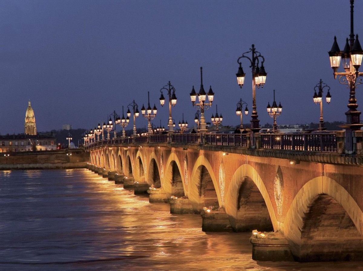 Le pont de Pierre bordelais se refait une beauté (à 50 millions d'euros)