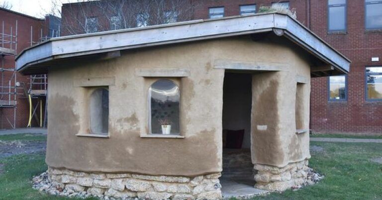 Cette enseignante a construit une maison en bauge à la mémoire d’un élève