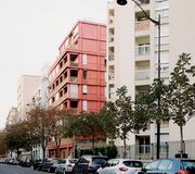 Les logements en béton rouge de Charles-Henri Tachon pour la caserne de Reuilly, à Paris (XIIe)
