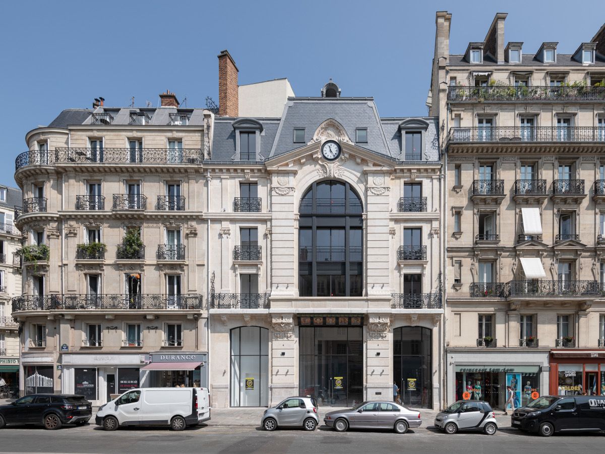 Au coeur de Paris, un bâtiment se transforme pour accueillir une marque de luxe 