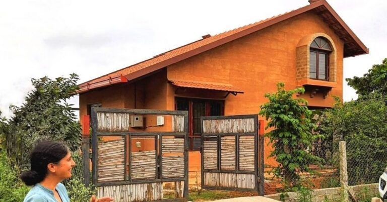 Un couple de Bangalore vit dans une maison en terre alimentée par l’énergie solaire