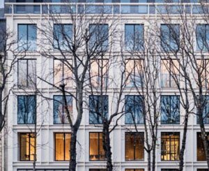 A Paris, Bouygues Immobilier livre au cœur du triangle d’or, un immeuble de bureaux, imaginé avec Wilmotte &amp; Associés Architectes