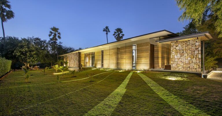 Une maison terre minimaliste pour un impact zéro carbone en Inde